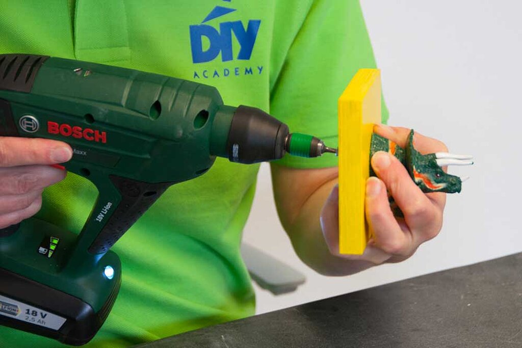 DIY Handtuchhaken: Tiere dass Brett schrauben