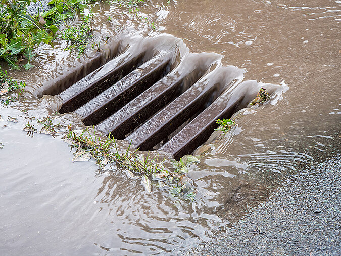 Überlaufender Gulli bei Hochwasser
