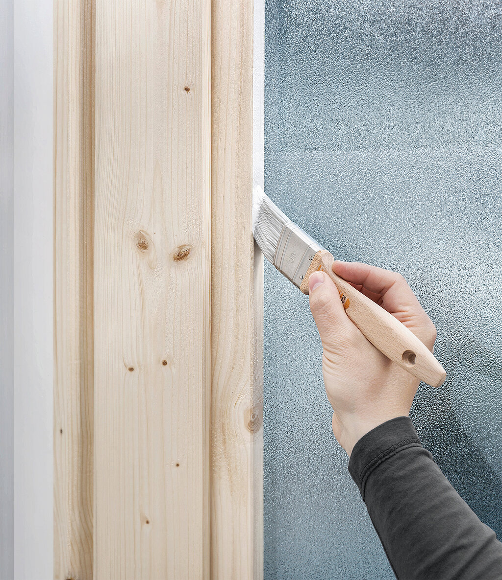 Mit Fensterpinsel Rahmen lackieren
