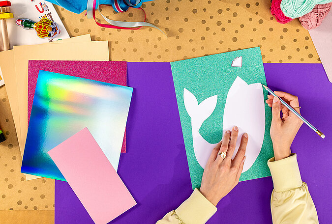 Schultüte Meerjungfrau basteln mit Vorlage für die Meerjungfrauenflosse auf Glitzerpapier übertragen
