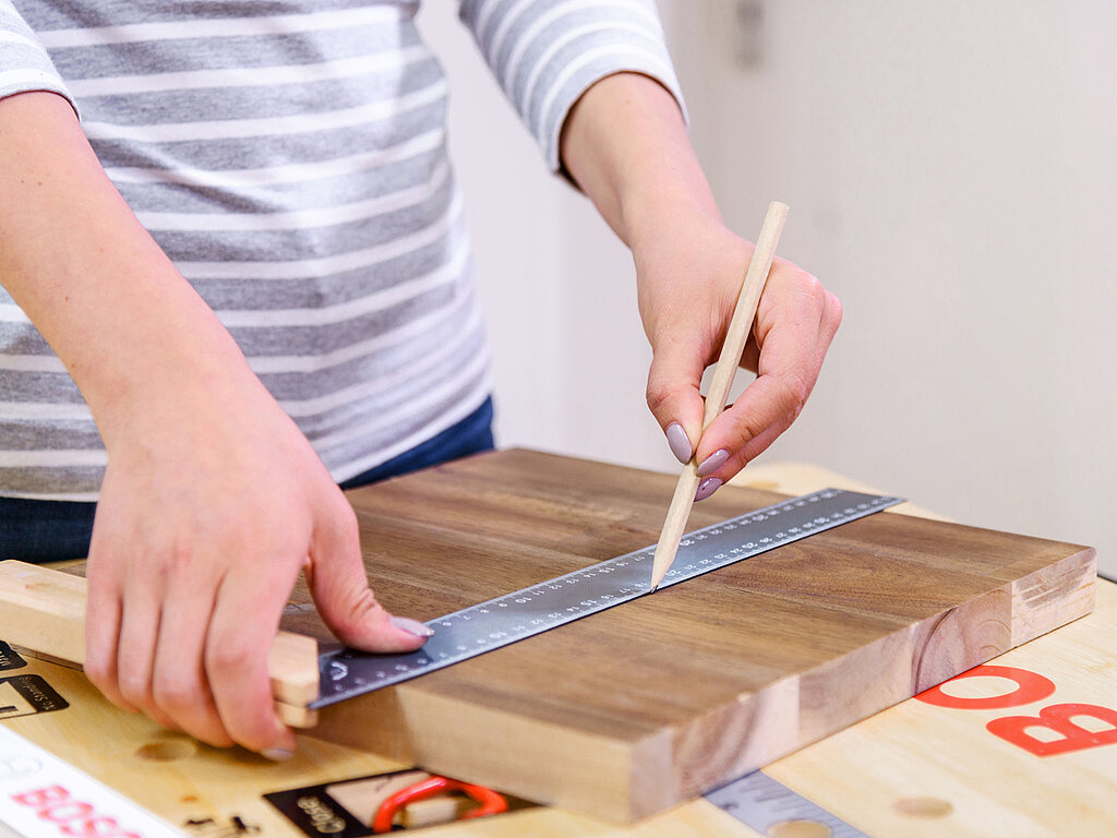 Design-Couchtisch: Tischplatte anbringen