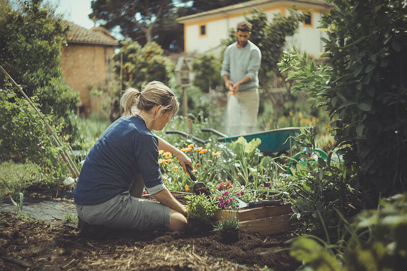 Frau gärtnert im Beet City Gardening