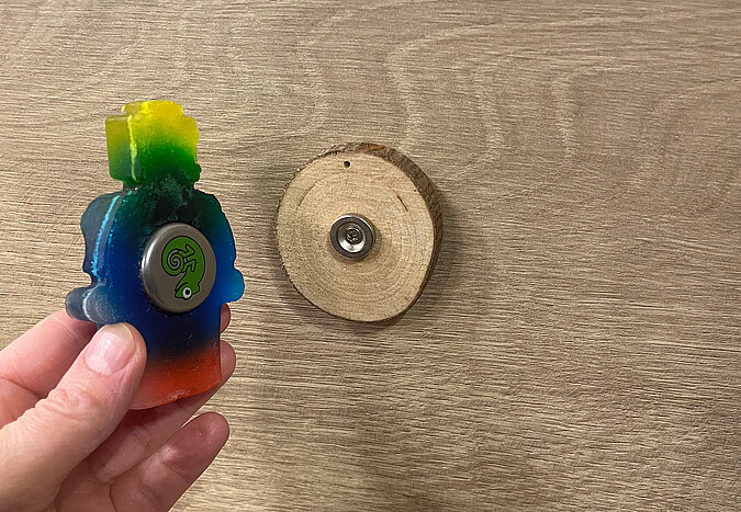 Selbstgebauter Seifenhalter mit Magnet aus Baumscheibe