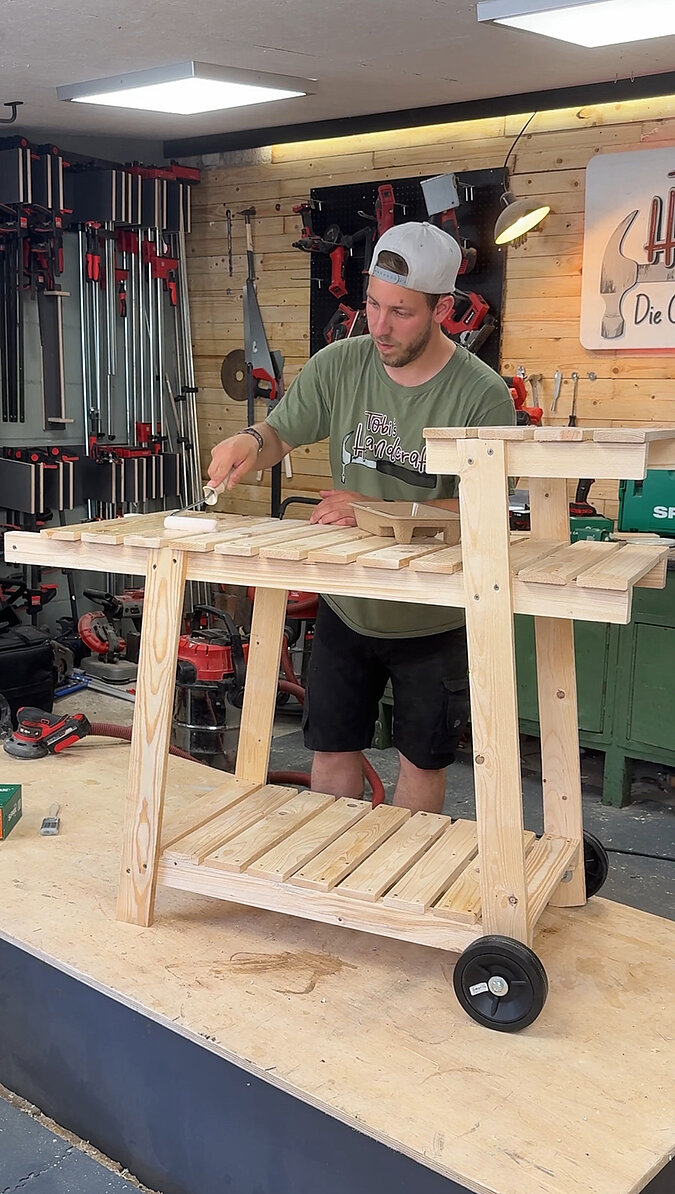 Mobilen Grillwagen bauen beim Finish der Holzoberfläche durch sorgfältiges Ölen, Abschluss der Bauanleitung für einen wetterfesten mobilen Grillwagen