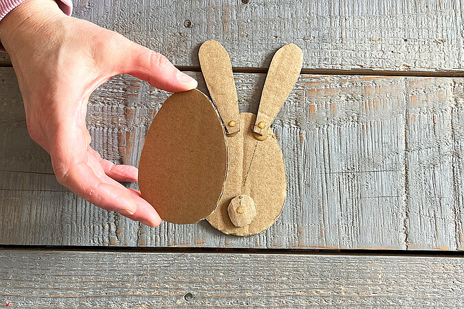 Hasenteile aus Karton zusammenkleben