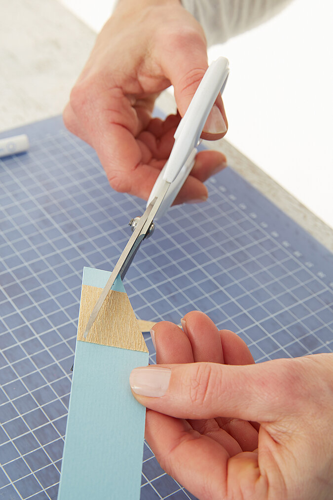 Einschulung Einladungskarten aus Papier ausschneiden und die Spitze des Bleistiftmotivs formen