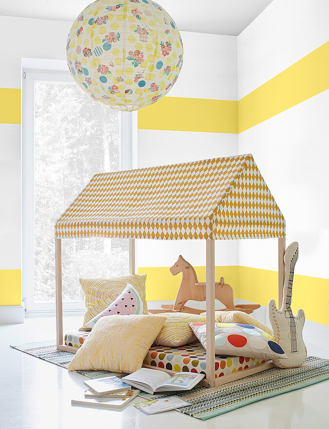 Ein gemütliches Bett mit Baldachin im Kinderzommer läd zum Entspannen ein