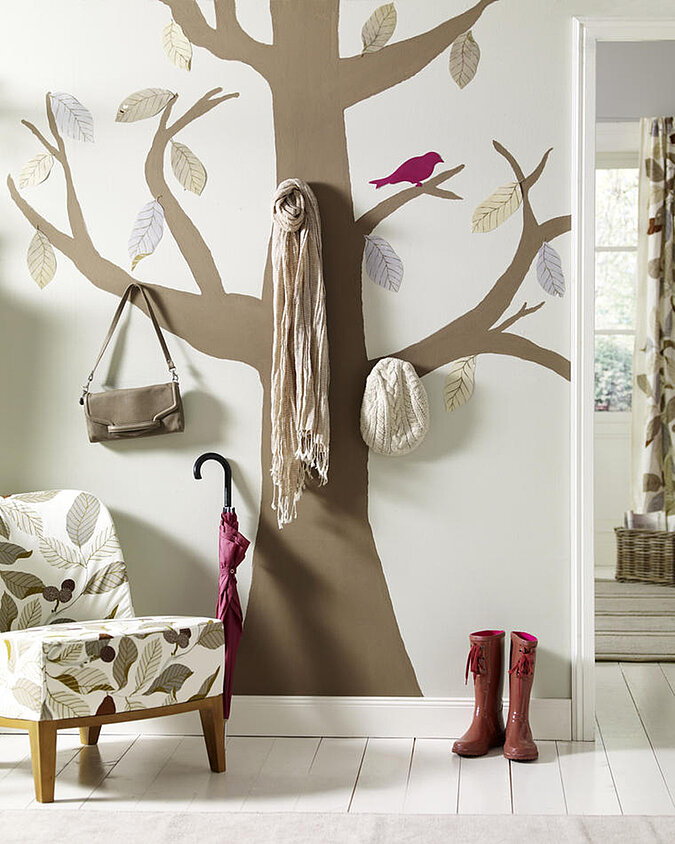 Garderobe aus gemalten baum auf der Wand