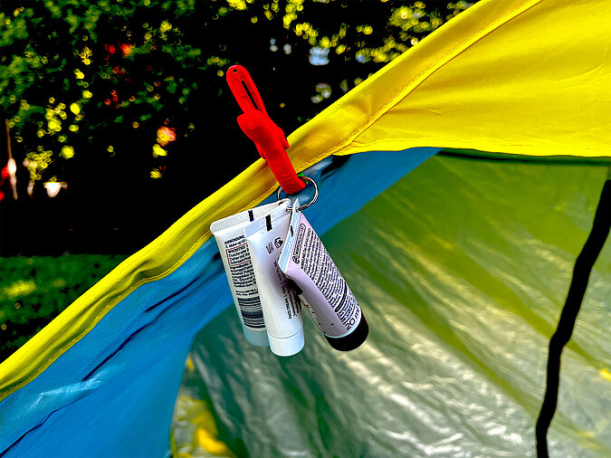 tragbarem Lautsprecher Festival Gadgets für Komfort beim Zelten mit aufblasbarem Sofa und mobiler Dusche Festival Gadgets für Musikfans mit tragbarem Speaker, Kopfhörern und Smartphone-Halterung Festival Gadgets für Ordnung im Zelt mit Organizer, Haken und Aufbewahrungsboxen Festival Gadgets für Stromversorgung mit Solarpanel und Powerbank im Einsatz Festival Gadgets für Essen und Trinken mit Kühlbox, Campinggeschirr und Gaskocher Festival Gadgets für Beleuchtung mit Stirnlampe, LED-Lampe und Lichterkette im Zelt Festival Gadgets für Hygiene mit mobiler Waschstation und Feuchttüchern Festival Gadgets für Schutz vor Wetter mit Regenponcho, Sonnensegel und wasserdichter Tasche Wenn du mir die Bilder einzeln schickst, kann ich die ALT-Texte noch genauer und bildspezifisch optimieren 👍Festival Gadgets im Einsatz beim Camping mit Freunden vor Zelten, tragbarer Lautsprecher und Picknickdecke auf einem FestivalgeländeFestival Gadgets tragbarer Espressokocher in Explosionsdarstellung mit einzelnen Bauteilen für Camping und Festival Festival Gadgets beim entspannten Picknick auf dem Festivalgelände mit Freunden, tragbarer Espressokocher, Snacks und Getränken auf DeckeFestival Gadgets mobiler Wasserfilter im Einsatz beim Camping neben Van, Frau reinigt Ausrüstung am Tisch im FreienFestival Gadgets elektrischer Grillanzünder im Einsatz zum schnellen Entfachen von Holzkohle beim Camping und FestivalFestival Gadgets beim Vanlife Camping mit Mann vor Wohnmobil, Outdoor-Teppich, Tisch und entspannter Sitzgelegenheit auf dem FestivalplatzFestival Gadgets beleuchtetes Zelt bei Nacht mit LED-Lichterkette und tragbarer Lampe auf dem Campingplatz Festival Gadgets tragbare Powerstation in der Hand für mobile Stromversorgung beim Camping in der Nacht Festival Gadgets mobile LED-Lampe mit Powerbank auf Tisch vor Zelt für Licht und Energieversorgung beim FestivalFestival Gadgets mobiler Hochdruckreiniger im Einsatz zur Reinigung eines Bollerwagens beim Camping Festival Gadgets tragbarer Druckreiniger beim Abspülen von Geschirr im Freien auf dem Festival Festival Gadgets mobiler Akku-Reiniger säubert Schuhe gründlich nach matschigem Festivalgelände Festival Gadgets kompakter Hochdruckreiniger beim Reinigen eines Grills neben Van auf dem Campingplatz Festival Gadgets Zeltreinigung mit Bürste entfernt Schmutz und Pollen von der Zeltoberfläche Festival Gadgets mobiler Druckreiniger reinigt Zelt effektiv mit Wasserstrahl beim Camping Festival Gadgets Outdoor-Abwasch mit tragbarem Reiniger und Wasserschüssel auf dem FestivalgeländeFestival Gadgets improvisierter Zeltanker mit gefüllter Flasche als Gewicht zur Sicherung von Abspannleinen Festival Gadgets DIY-Zeltbefestigung mit Flasche und Heringen für stabilen Halt auf weichem Boden Festival Gadgets Befestigungslösung mit Akkuschrauber und Flaschengewicht zum Fixieren von Zeltleinen Festival Gadgets gemütliches Camping am Wohnmobil bei Nacht mit Beleuchtung, Tisch und Stühlen vor dem CamperFestival Gadgets wasserdichtes Zelt im Regen wird mit Imprägnierspray behandelt für besseren Wetterschutz beim Camping Festival Gadgets entspannter Moment im Zelt mit tragbarer Kaffeemaschine und frischem Kaffee beim Festival CampingFestival Gadgets mobiler Luftkompressor zum einfachen Aufpumpen von Autoreifen vor der Abfahrt zum Festival Festival Gadgets elektrische Luftpumpe im Einsatz beim Aufblasen einer Luftmatratze neben Zelt auf dem CampingplatzFestival Gadgets kompakte Kühlbox im Campervan Innenraum für gekühlte Getränke und Lebensmittel beim Camping am SeeFestival Gadgets Grill reinigen mit Aluminiumfolie als DIY-Trick zur einfachen Entfernung von Schmutz und Rückständen Festival Gadgets DIY-Grillreinigung mit zusammengeknüllter Alufolie auf dem Rost für schnelles Säubern beim CampingFestival Gadgets DIY-Smartphonehalter aus Papprolle, Bechern, Schere und Klebeband für Camping und Festival Festival Gadgets selbstgemachter Handyhalter aus Bechern und Papprolle zur stabilen Positionierung im Zelt Festival Gadgets Smartphone im Becher als improvisierter Lautsprecher und Halter für besseren Sound beim FestivalFestival Gadgets nasse Kleidung im Zelt trocknen mit improvisierter Aufhängung an der Zeltwand Festival Gadgets Wäscheleine am Zelt mit Klammern befestigt für schnelles Trocknen von Kleidung beim Camping Festival Gadgets Zeltbeleuchtung mit aufgehängter Taschenlampe für bessere Sicht im Innenraum bei Nacht Festival Gadgets praktische Zeltorganisation mit Lebensmitteln, Kocher und Geschirr ordentlich im Innenzelt platziertFestival Gadgets Schuhreparatur mit Klebeband zur schnellen Fixierung einer kaputten Sohle beim Camping Festival Gadgets DIY-Schuhfix mit Tape stabilisiert Sneaker-Sohle für längere Haltbarkeit auf dem FestivalFestival Gadgets Zahnpasta und Hygieneartikel mit Klammer im Zelt aufgehängt für mehr Ordnung beim Camping
