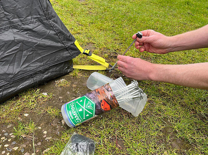 Festival Gadgets Zeltschraube statt Hering zur Sicherung von Abspannleinen