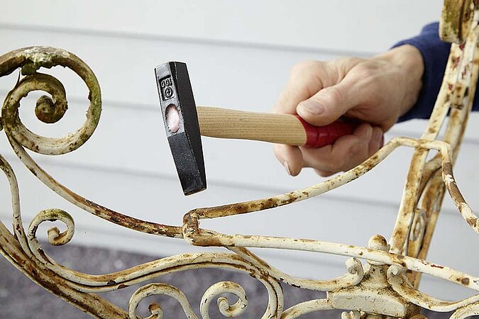 Gartentisch aus Metall neu lackieren Rost