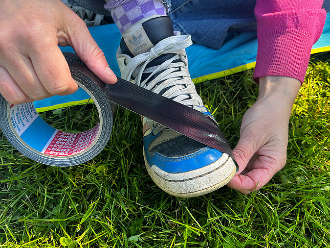 Festival Gadgets Schuhreparatur mit Klebeband zur schnellen Fixierung einer kaputten Sohle beim Camping