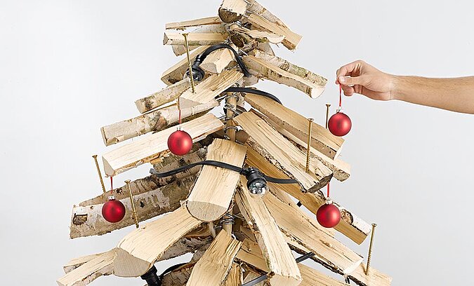 Ungewöhnlicher Weihnachtsbaum aus Holzscheiten