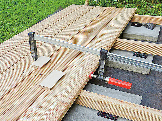 Holzdeck: Terrassendielen verlegen