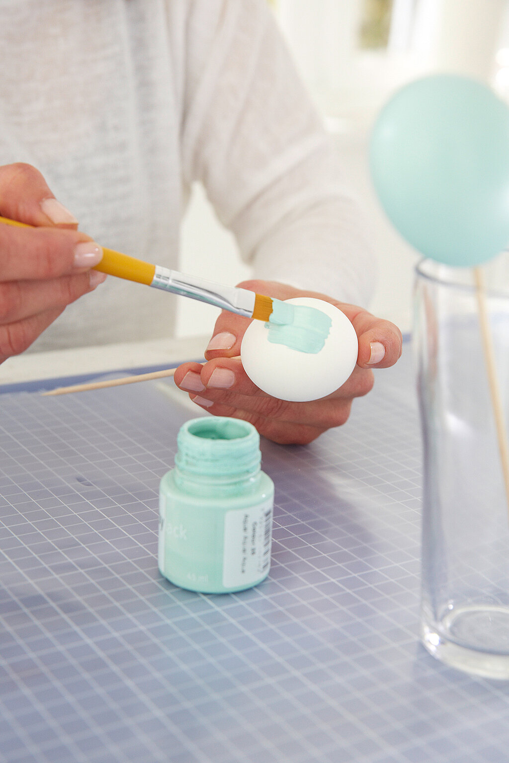 Osterstrauch Osterei mit Acrylfarbe bemalen als kreative Bastelidee für individuelle Frühlingsdekoration