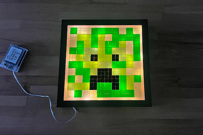 Creeper-Deko-Leuchte basteln als fertige leuchtende Wand- oder Tischdeko mit grünem Pixel-Mosaik und LED-Beleuchtung