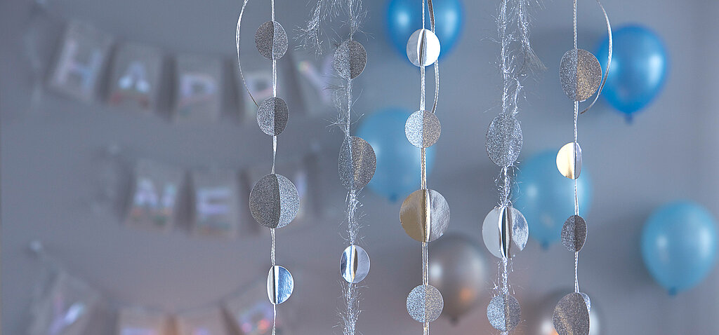 Silvester-Girlande mit Kugeln hängt von der Decke