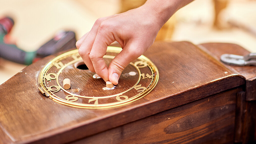 Upcycling-Idee Nistkasten aus Uhr bauen – Entfernen des Zifferblatts einer alten Uhr aus dem Holzgehäuse als Vorbereitung für einen selbstgebauten Nistkasten im Upcycling-Projekt