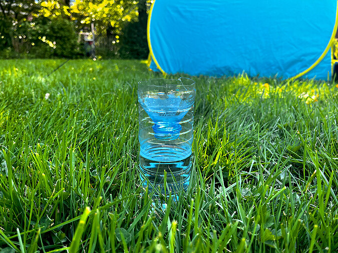 Festival Gadgets improvisierter Insektenfalle aus Flasche im Einsatz auf dem Festivalgelände 
