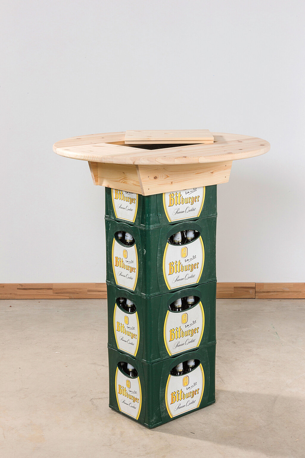 Stehtisch aus Bierkisten