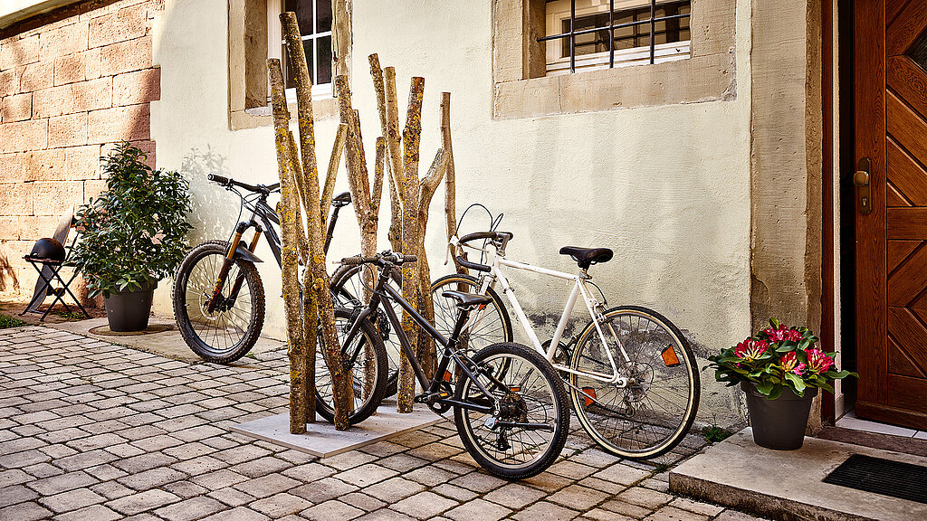Fertiger-Fahrradstaender-vor-Hauswand