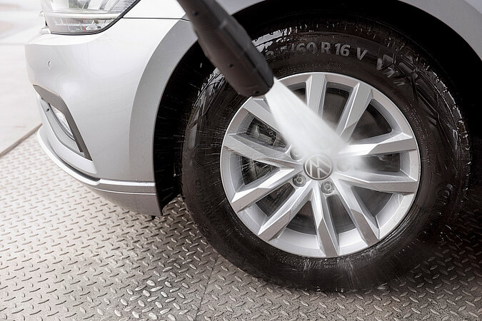 Auto selbst waschen Felgenpflege – Wasserstrahl entfernt hartnäckigen Schmutz an Sportfelgen für glänzendes Ergebnis.