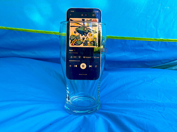 Festival Gadgets Smartphone im Becher als improvisierter Lautsprecher und Halter für besseren Sound beim Festival