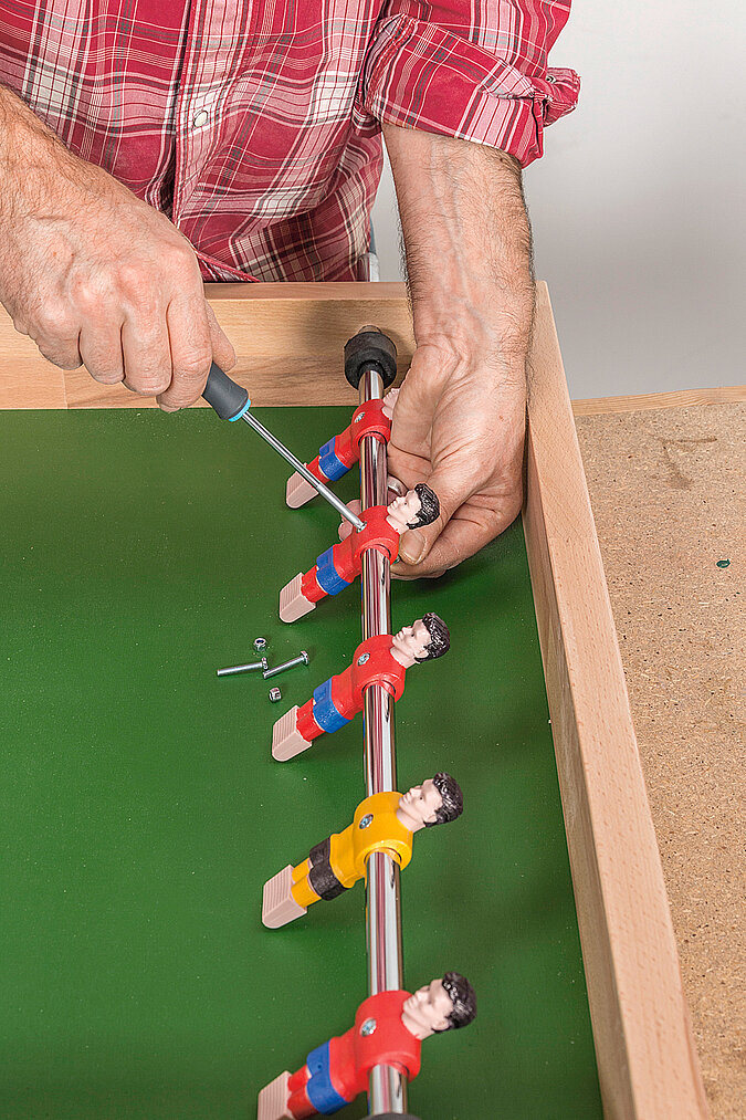 Kicker-Garderobe: Figuren montieren