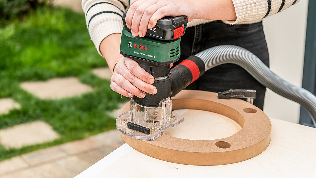 Barhocker selber bauen – Holzsitz mit Oberfräse abrunden, Feinarbeiten an der Sitzfläche für ein sauberes Finish beim DIY-Barhocker-Projekt