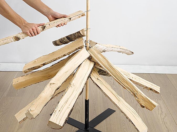 Ungewöhnlicher Weihnachtsbaum aus Holzscheiten