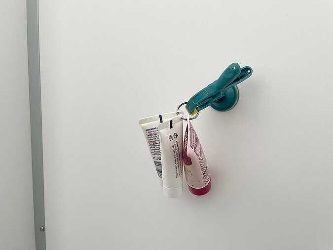 Festival Gadgets clevere Aufbewahrung von Zahnpasta mit Clip an Wand oder Zelt für griffbereite Organisation