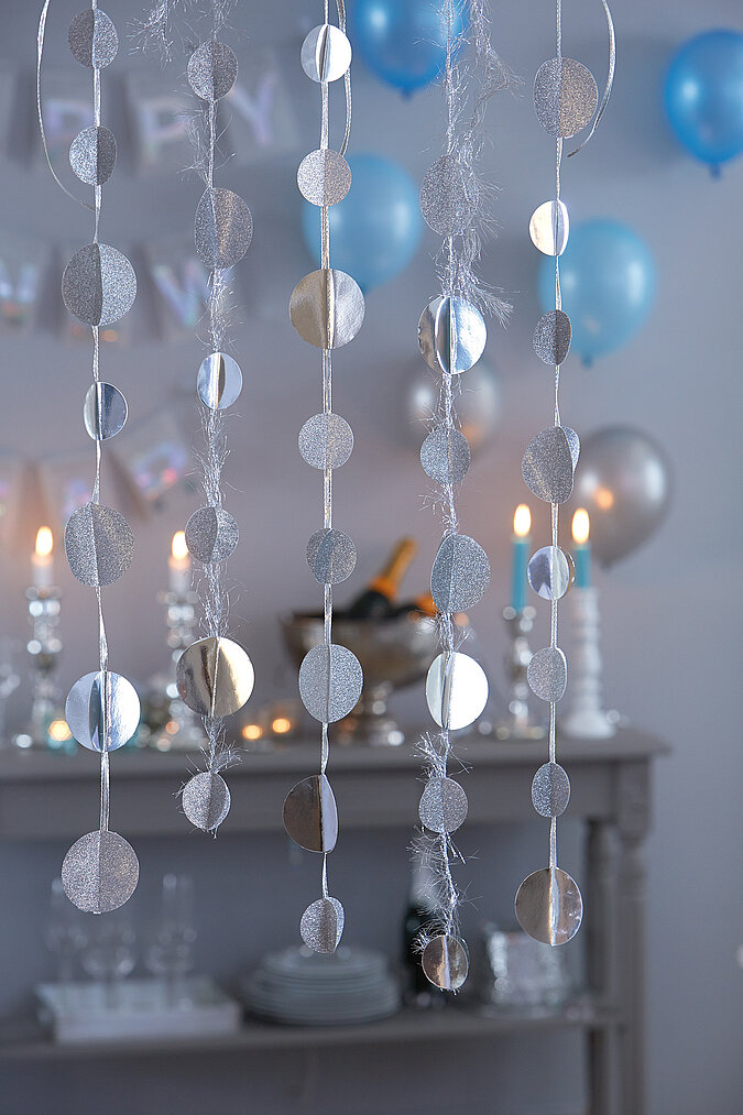 Silvester-Girlande mit Kugeln hängt von der Decke