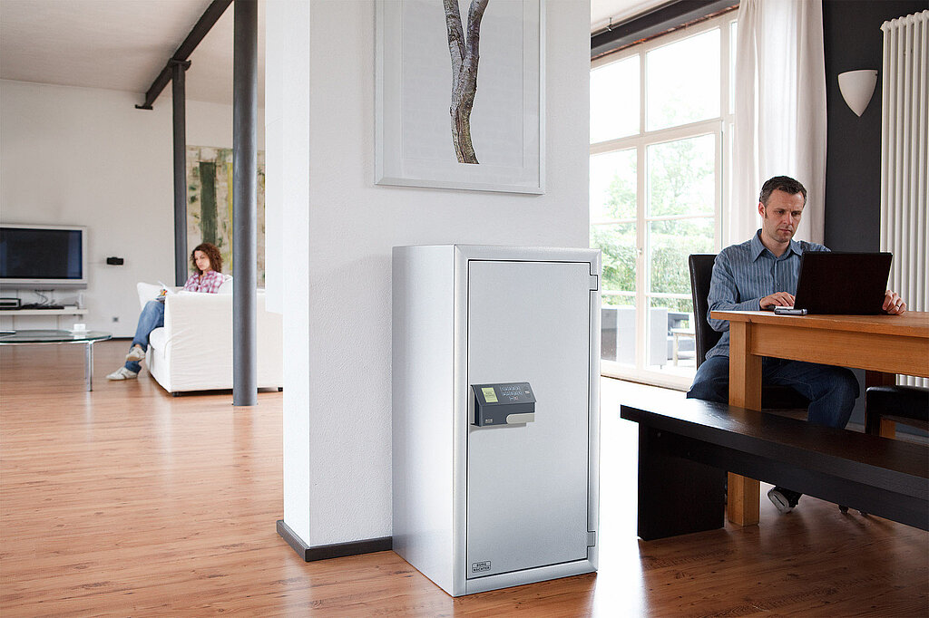 Tresor für zuhause: Schutz für Wertsachen & Dokumente freistehender Sicherheitstresor im modernen Wohnraum diskret neben Wand platziert