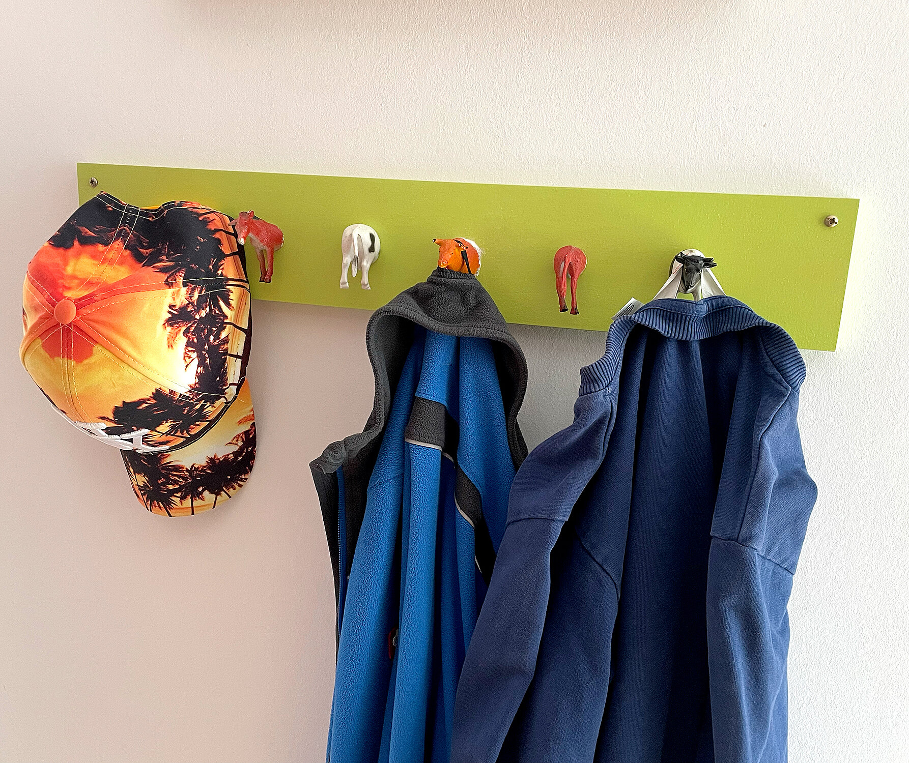 Kindergarderobe aus Spielzeugtieren