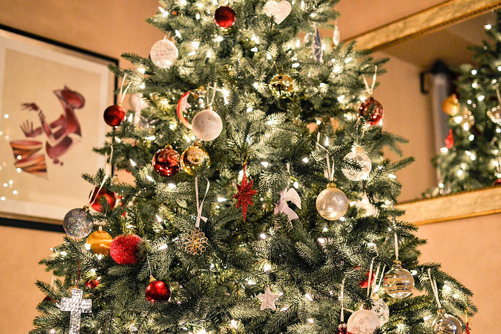 Geschmückter Weihnachtsbaum beleuchtet