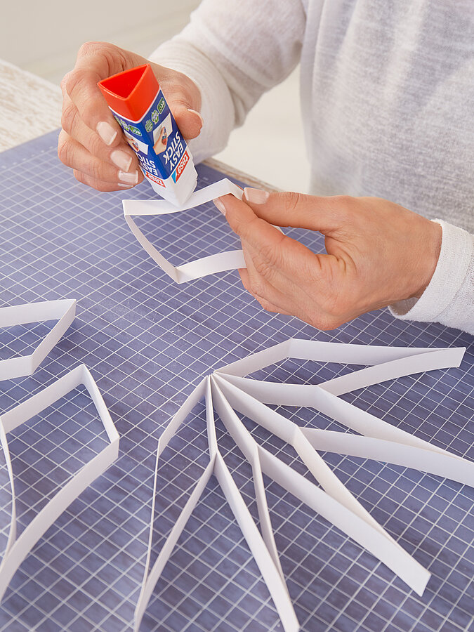 Anleitung: Weihnachtssterne aus Papier basteln