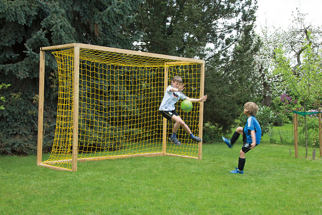 Fußballtor spielende Kinder