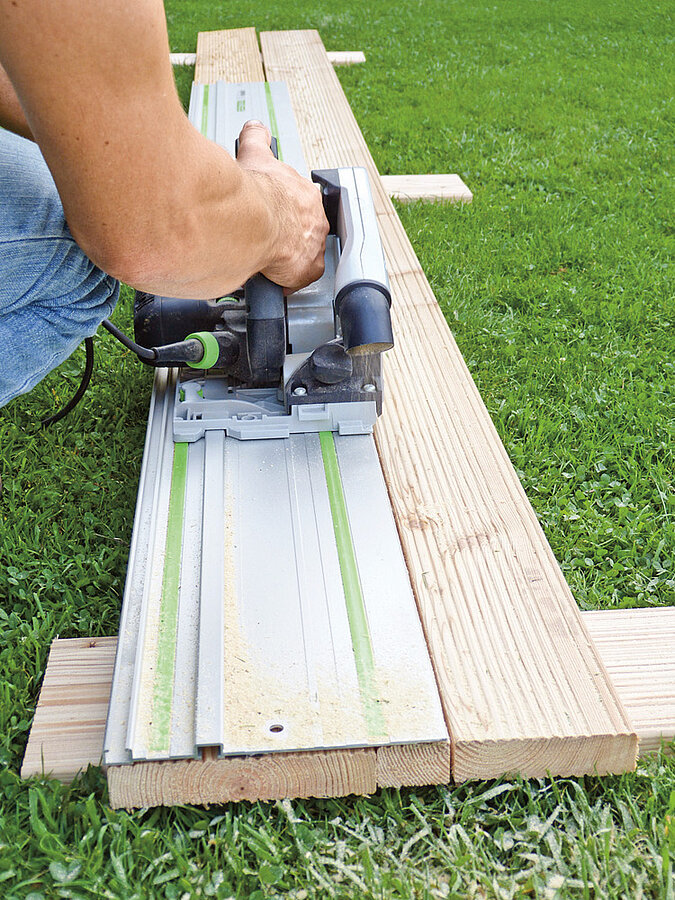 Holzdeck: Blendbretter zuschneiden