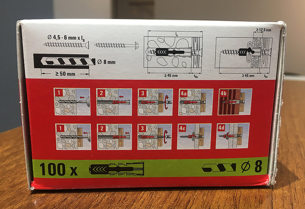 Rückseite einer Dübel-Verpackung, auf der die Bohrtiefe mit passendem Dübel & Schraube erklärt wird.