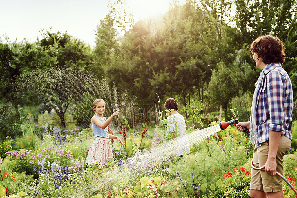 Kinder im Garten