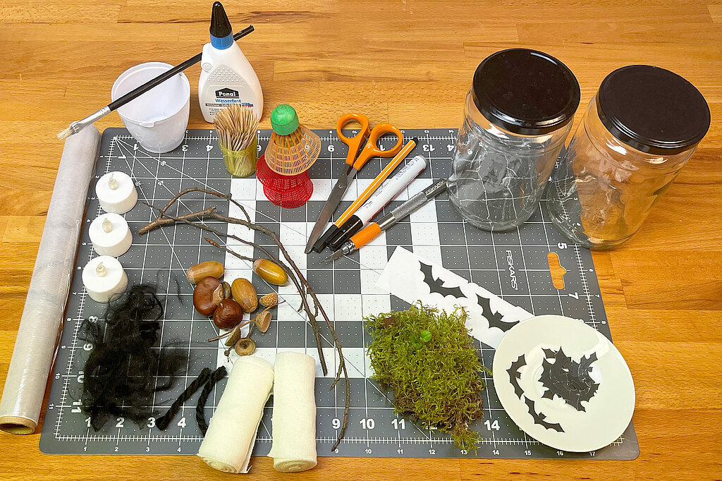 Materialien für beleuchtete Geister-Windlichter zu Halloween