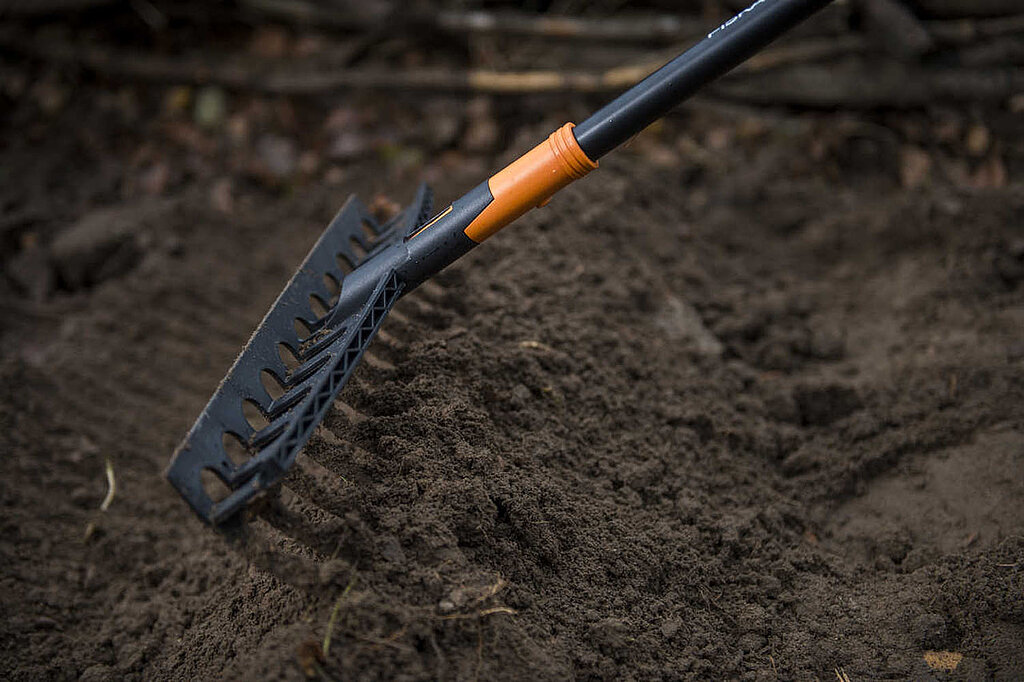 Harke im Gartenbeet