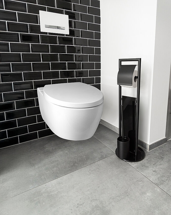 Klodeckel wechseln & pflegen – minimalistisches Bad mit weißem WC und schwarzer Fliesenwand