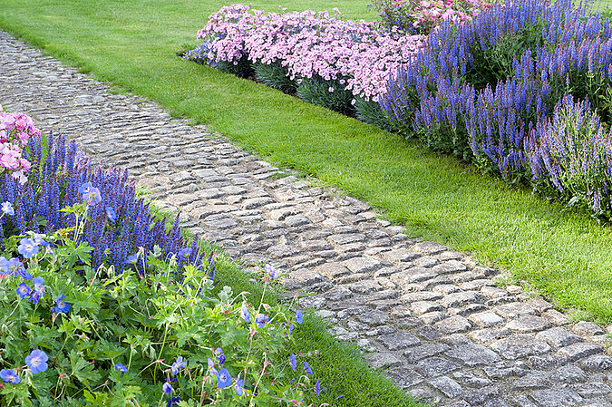 Wege im Garten pflastern