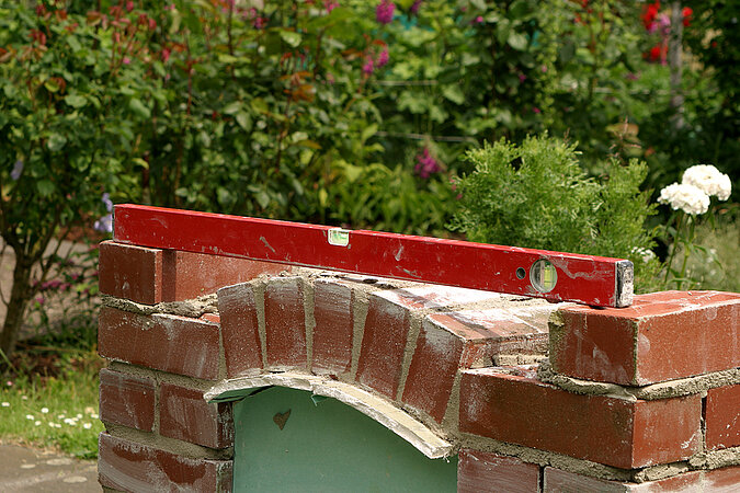 Gartengrill: Segmentbogen mauern