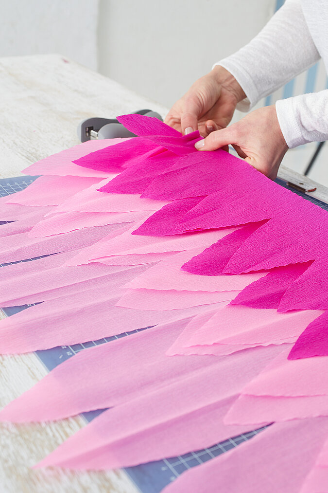Bunte, verschiedenfarbige Krepppapierstreifen werden aufeinandergelegt