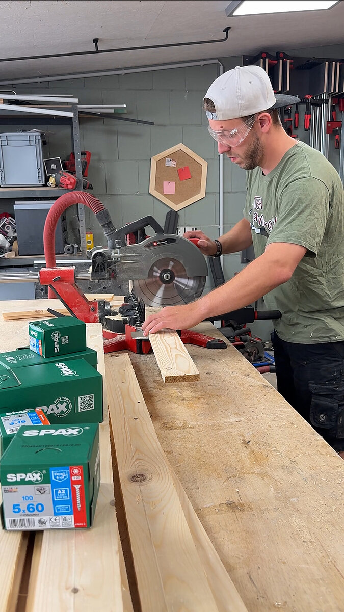 Mobilen Grillwagen bauen Schritt-für-Schritt beim Zuschneiden der Holzbretter mit der Kappsäge, Vorbereitung der Bauteile für einen selbstgebauten mobilen Grillwagen in der Werkstatt