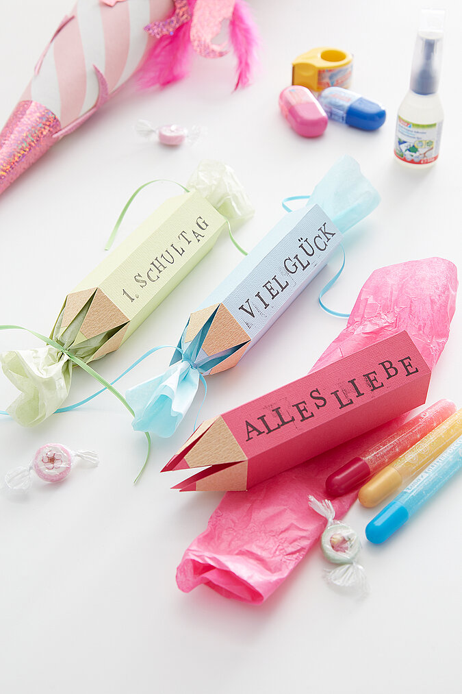 Einschulung Geschenkverpackung als DIY Geschenkebox in Stiftform mit persönlichen Botschaften