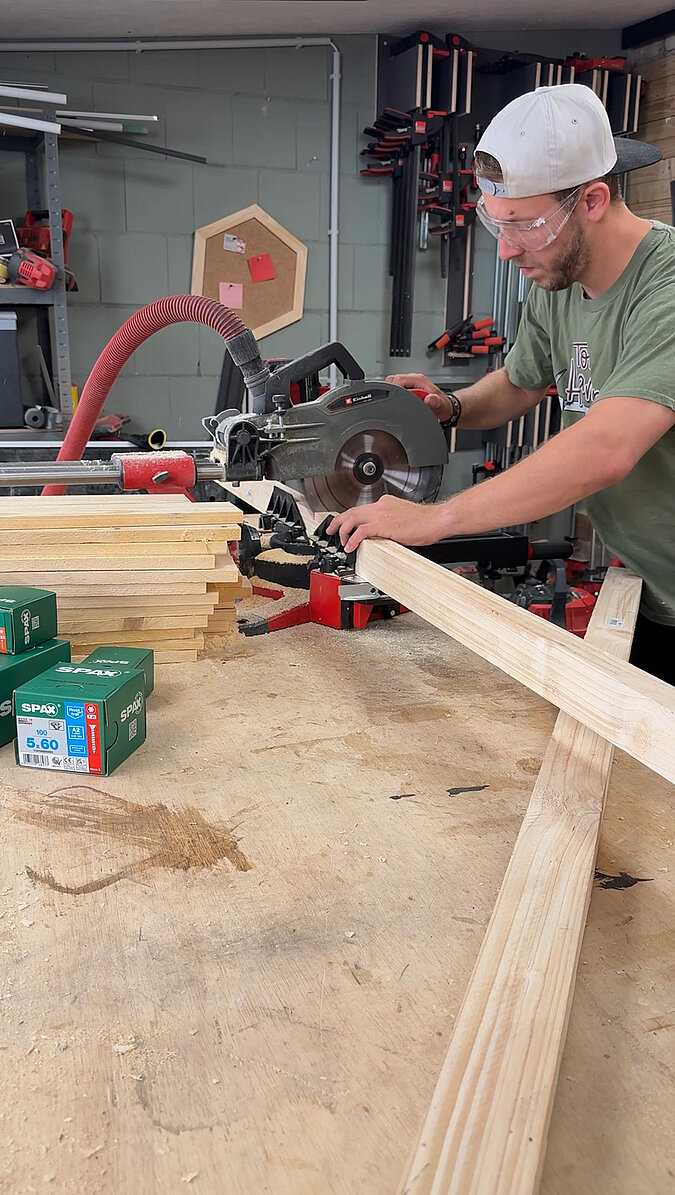 Mobilen Grillwagen bauen beim Schleifen der Holzrahmen mit dem Exzenterschleifer, sorgfältige Vorbereitung der Holzteile für einen sauberen und stabilen mobilen Grillwagen