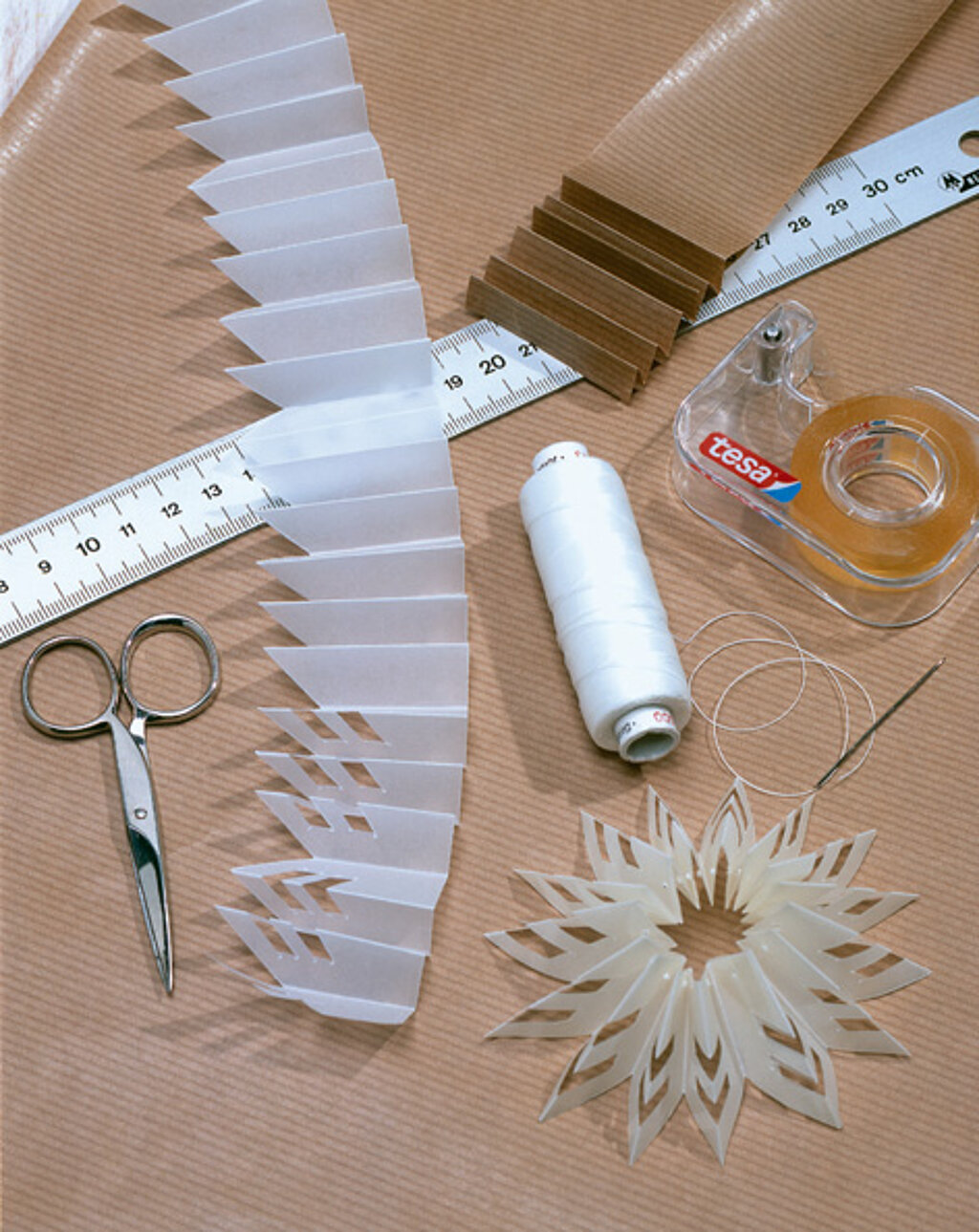 Papiersterne als Fensterschmuck